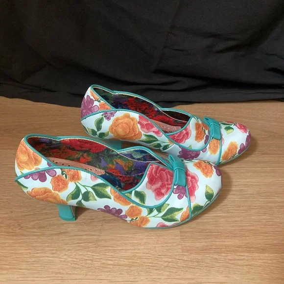 Floral Women's Shoes with Teal Accents - Picture 14 of 16